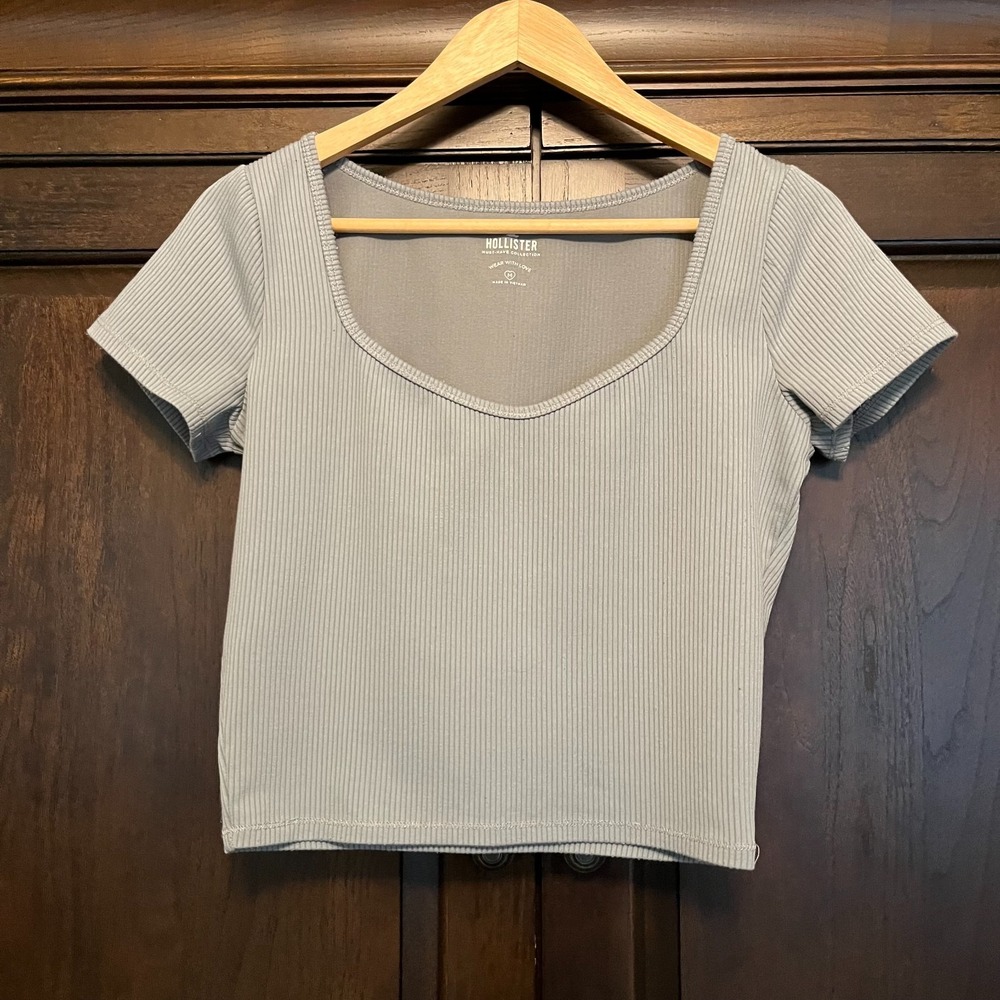 Hollister Dusty Blue Cropped Ribbed Top Size M Closet Staple Relaxation Basic